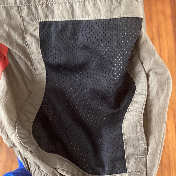 Reebok 2021 Light Weight Fitness Windbreaker - Picture 7 of 8